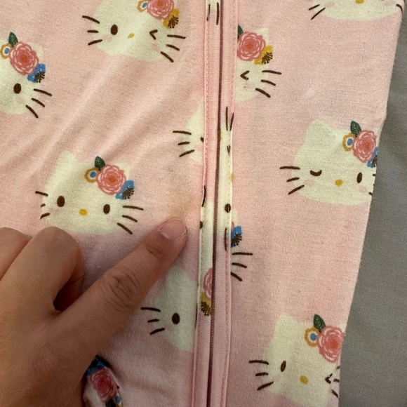 Hello Kitty x Posh Peanut convertible sleeper - Picture 4 of 4